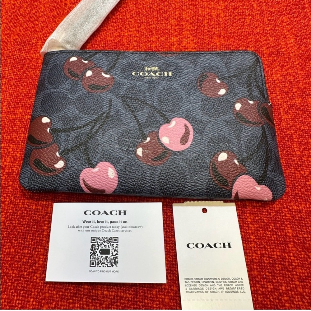 ❤️❤️❤️New Coach Wristlet with pink/red cherries/Gold tone hardware ❤️❤️❤️